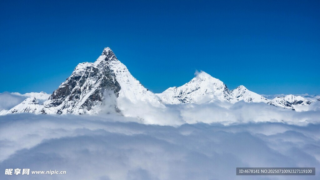 巍峨雪山耸立于云海之上