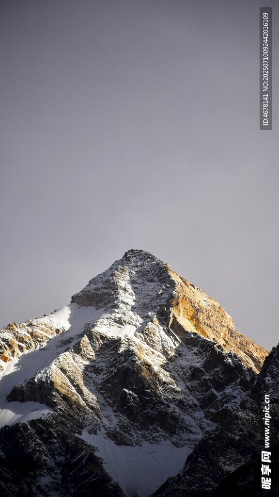 巍峨雪山壮丽景致