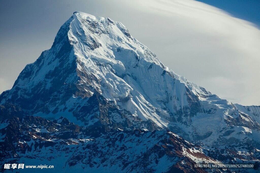 巍峨雪山壮丽景观