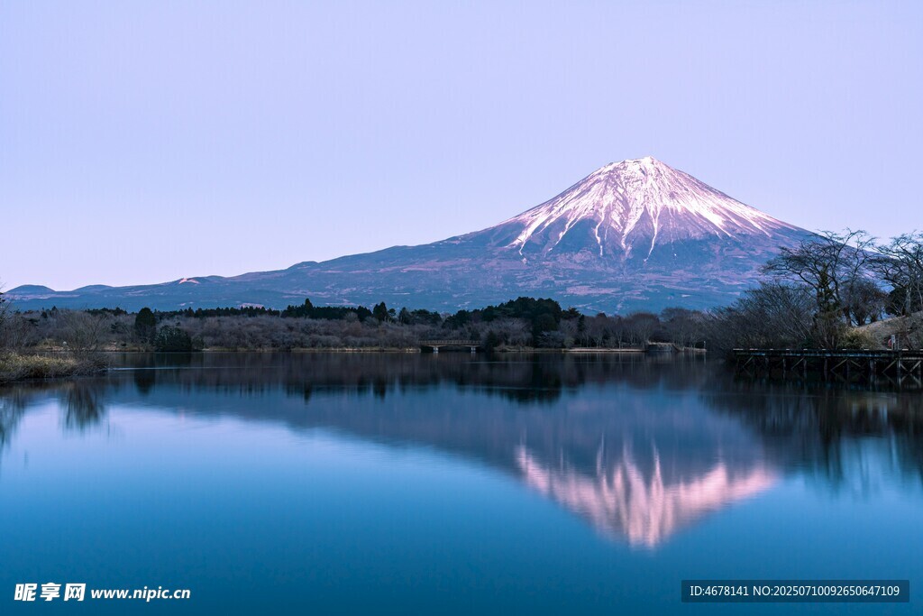 富士山湖畔绝美倒影景观