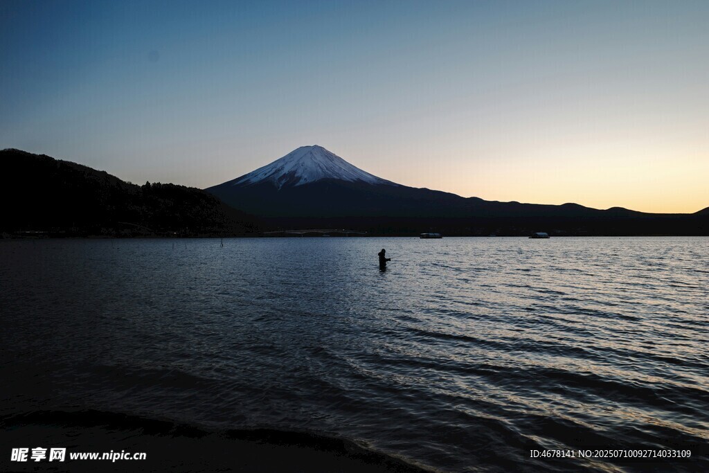 湖畔日落时的富士山美景