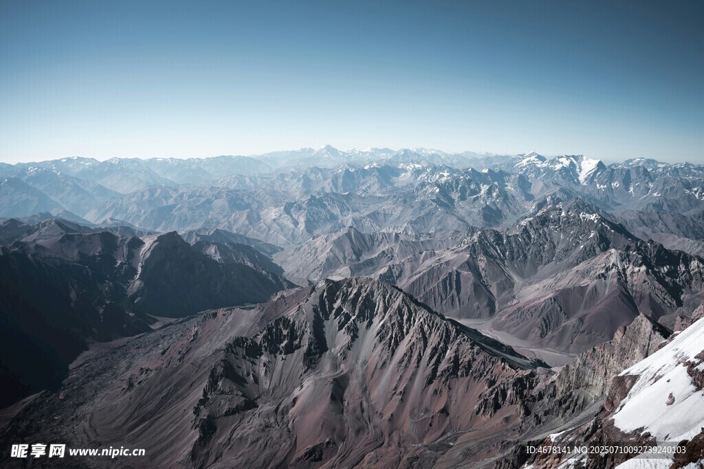 壮丽山脉高空俯瞰美景