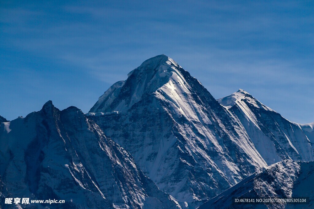 巍峨雪山壮丽景致