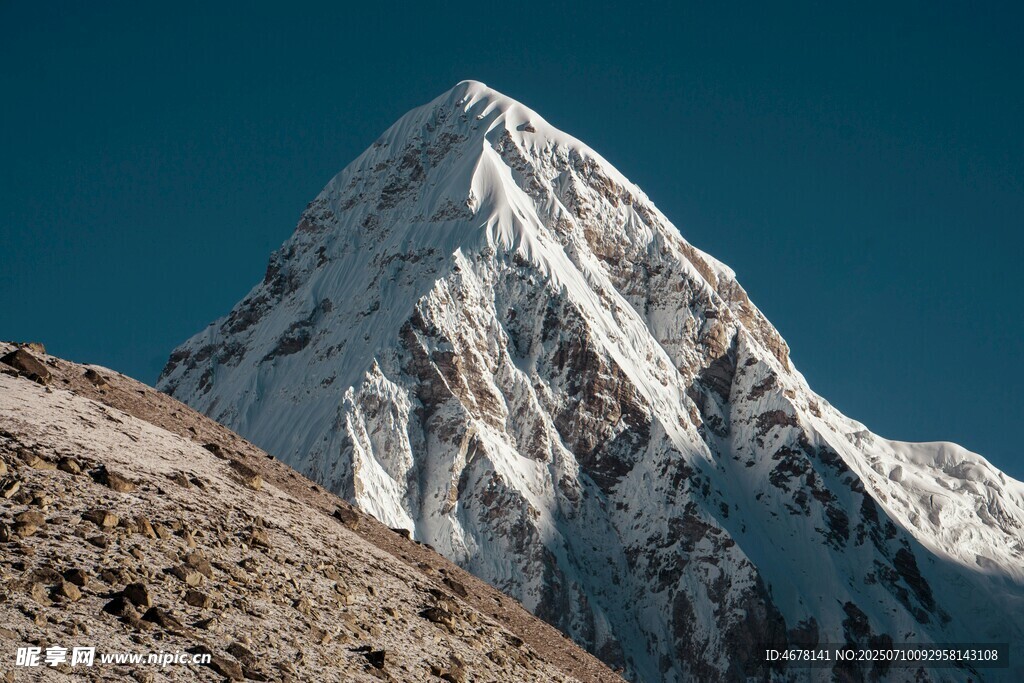 巍峨雪山