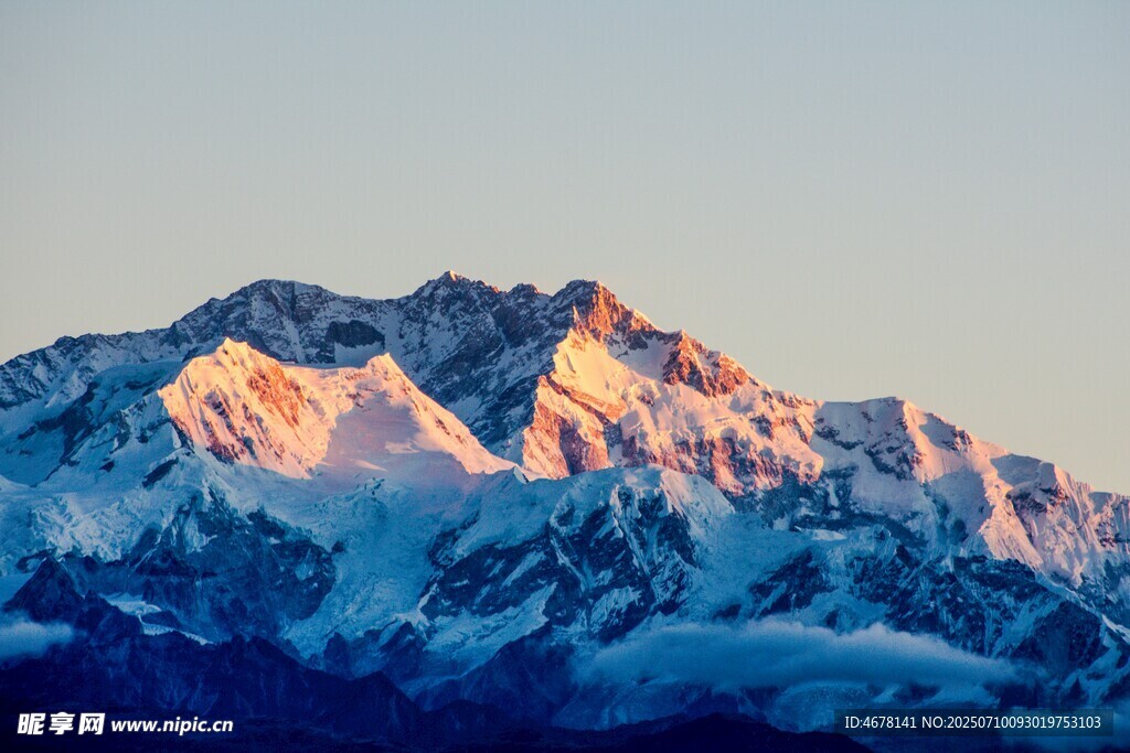 雪山日出美景