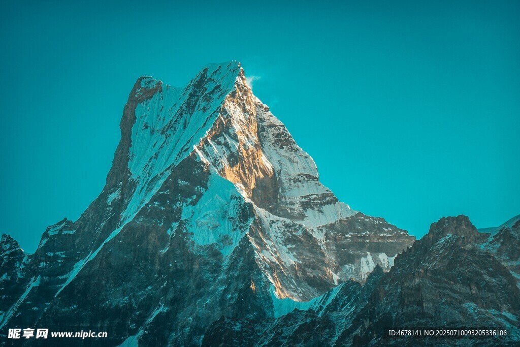 巍峨壮丽的雪山景观