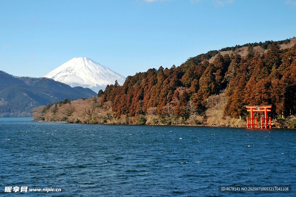 富士山下的湖畔美景