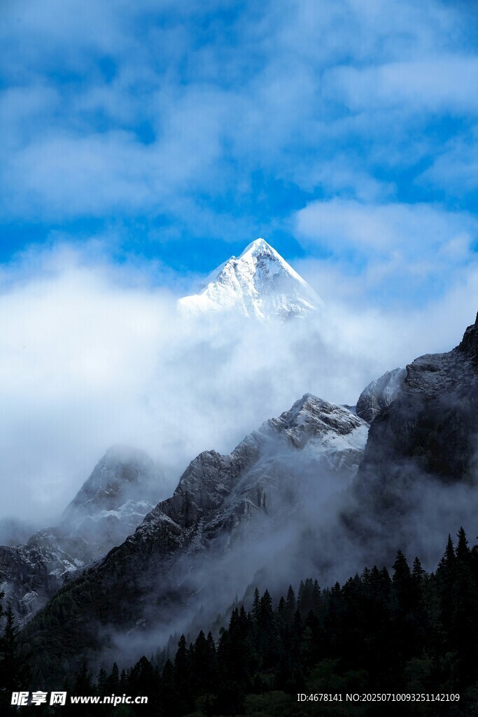 云雾缭绕中的巍峨雪山