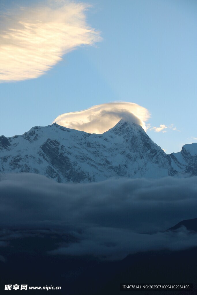 雪山云海壮丽景观