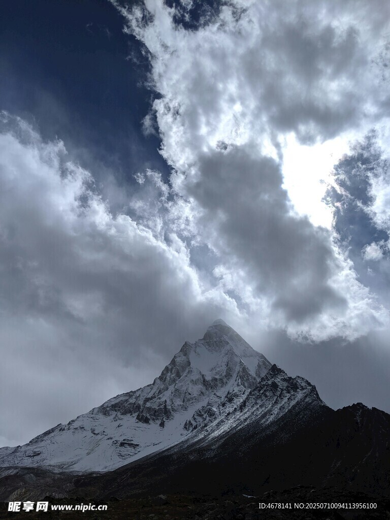 巍峨雪山与云海景观
