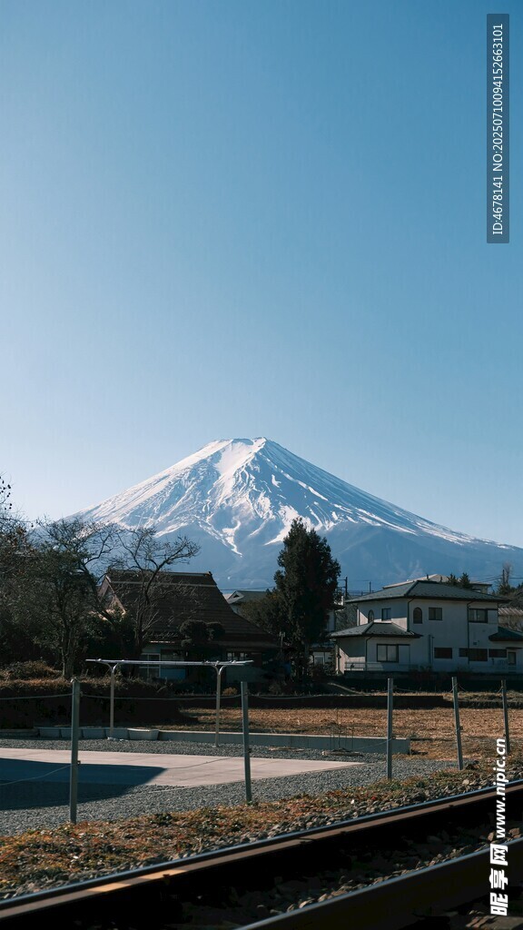 雪山下的铁轨与围栏景观
