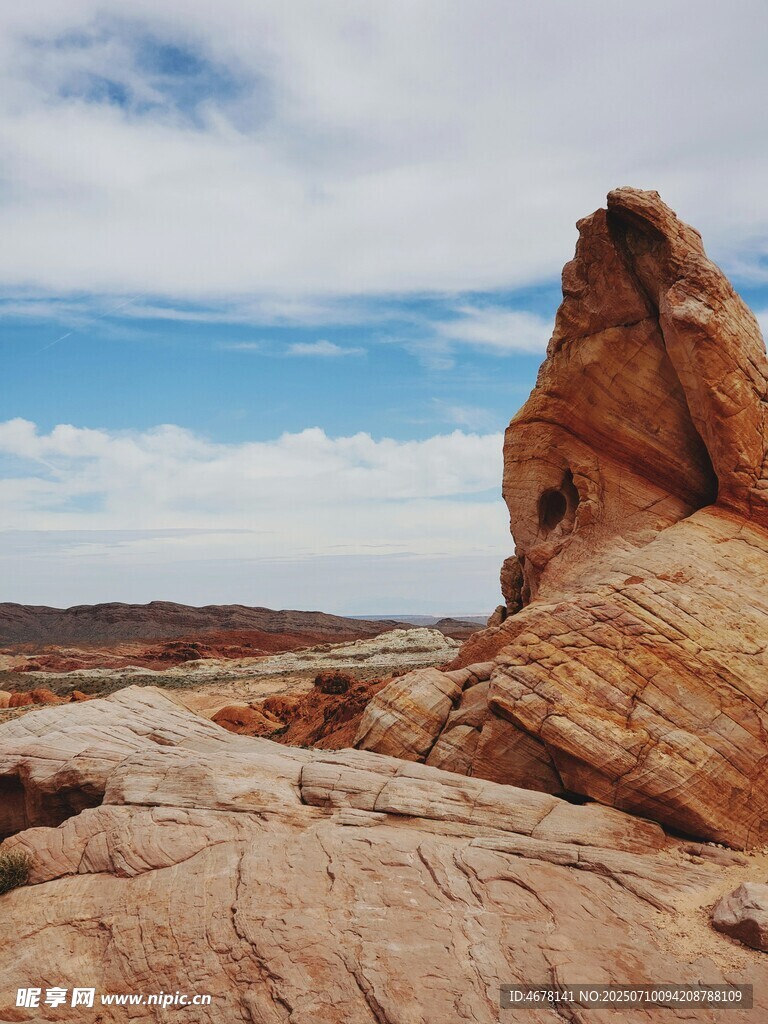 沙漠中的奇特岩石景观