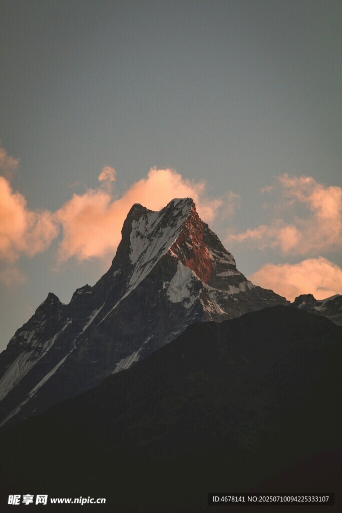 夕阳下的巍峨山峰