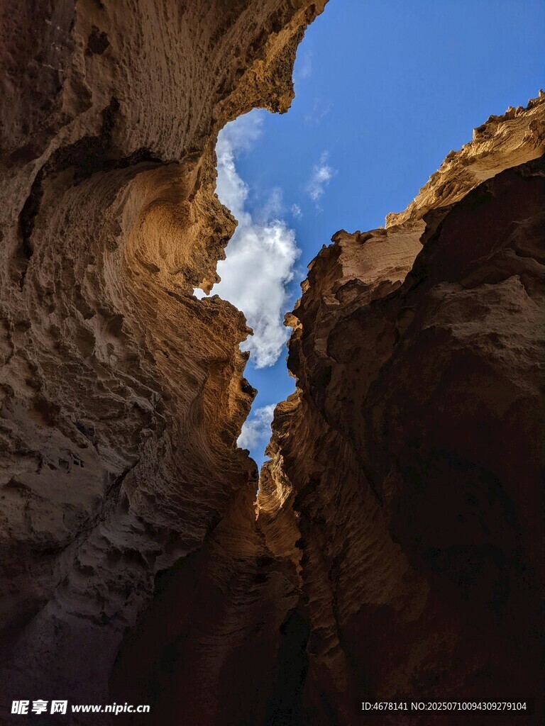 峡谷风光仰望一线蓝天