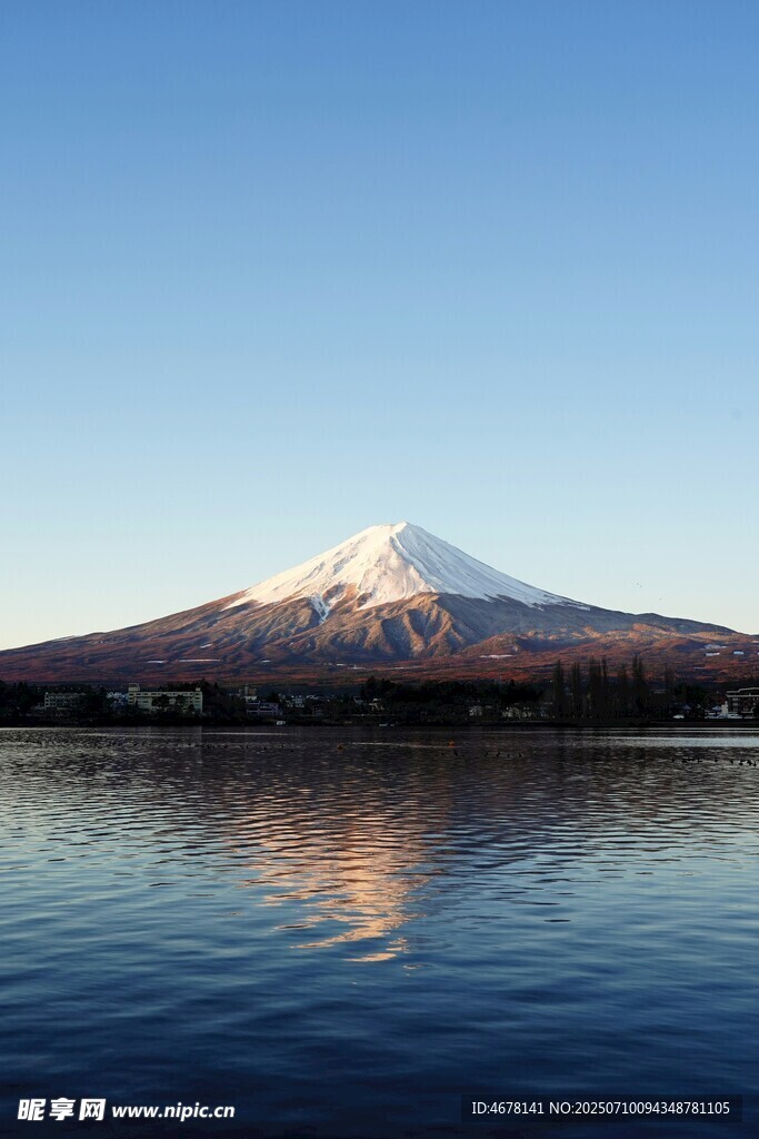 富士山倒映在宁静湖面上