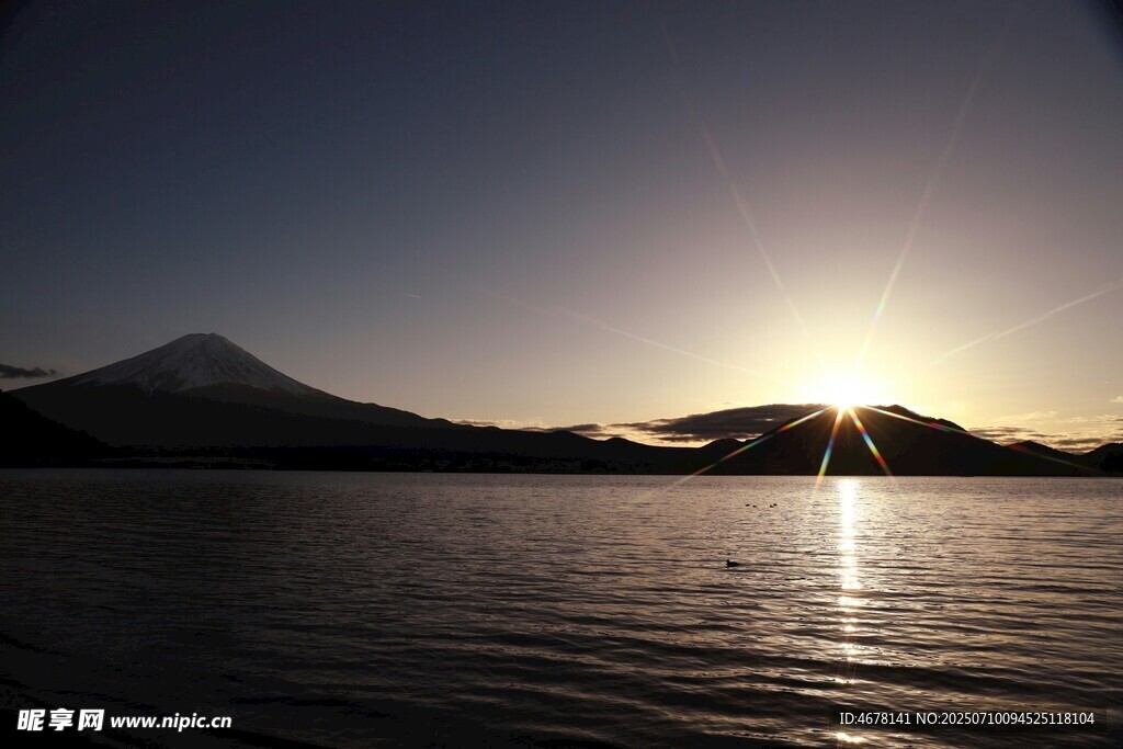 夕阳下的湖光山色美景