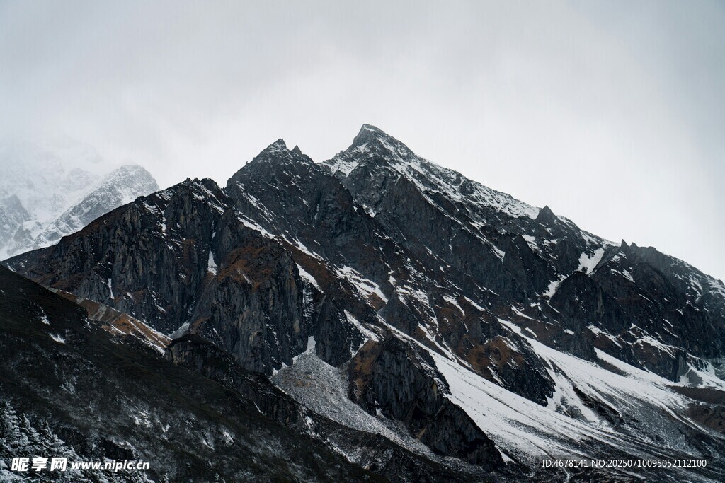 巍峨雪山壮丽景致