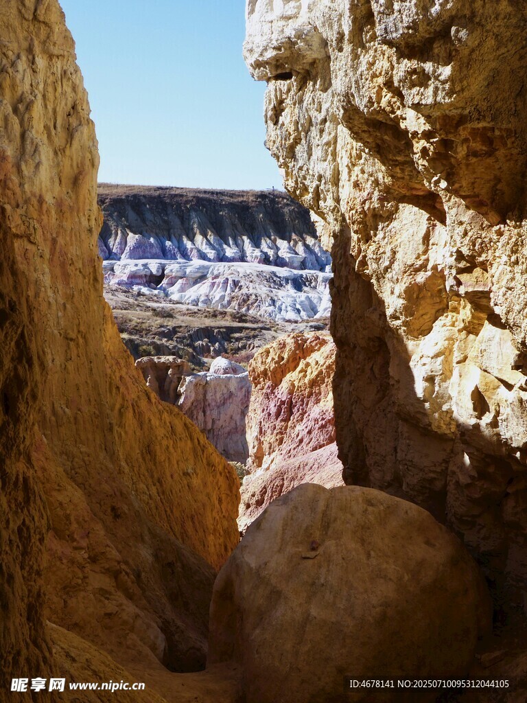 峡谷间的壮丽岩石景观