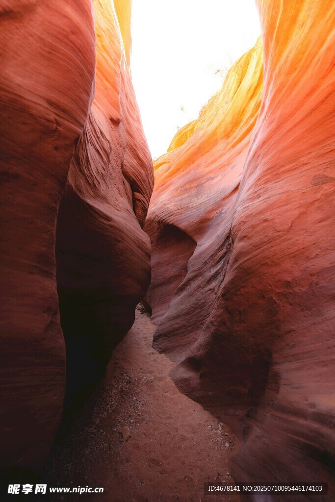 峡谷奇观光影交织的美景
