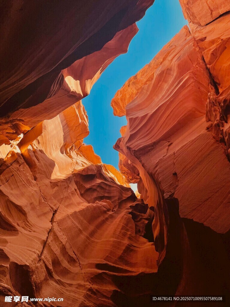 峡谷奇观蓝天映衬红岩