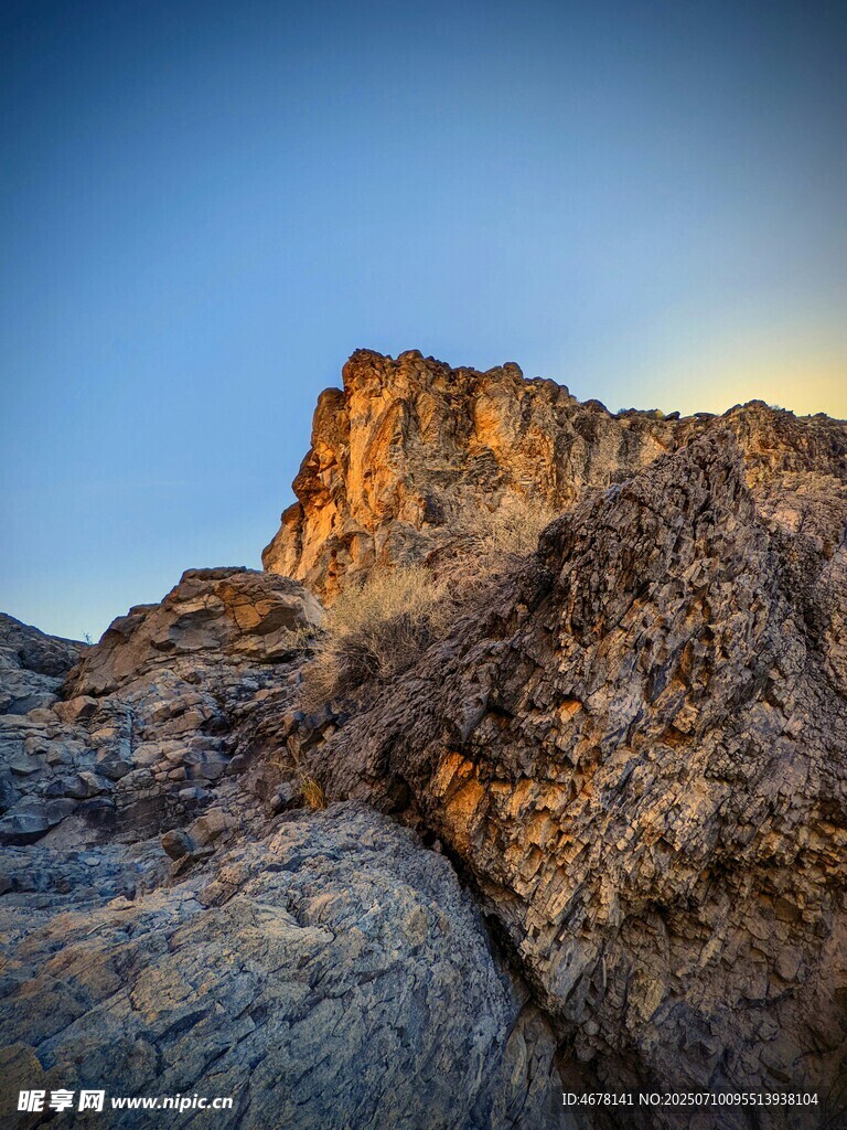夕阳下的壮丽岩石山峰
