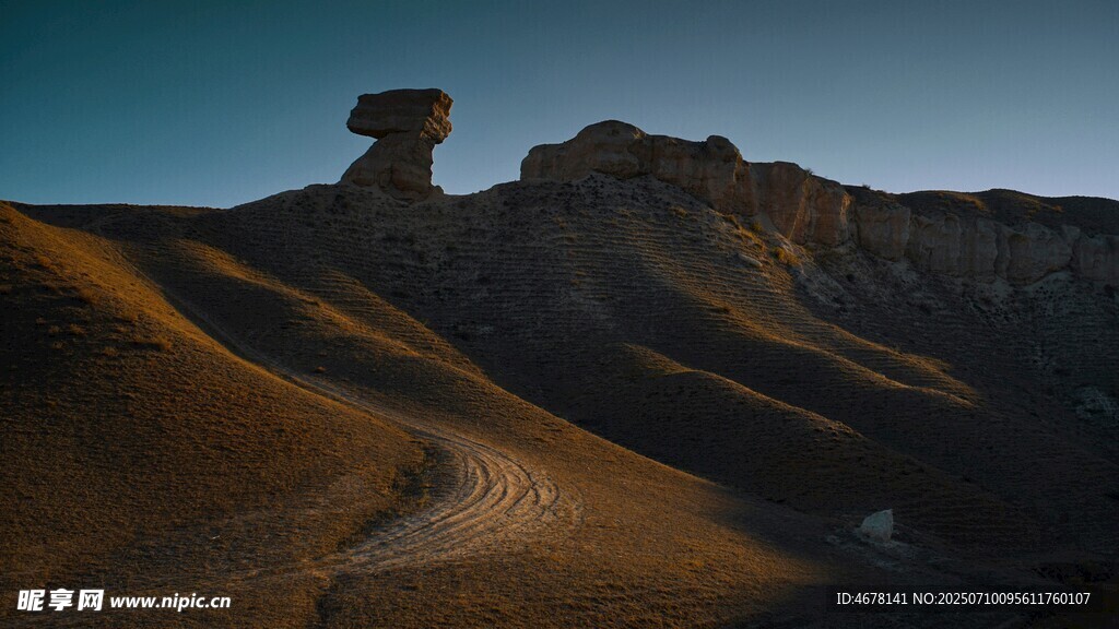 沙漠中的奇特岩石景观