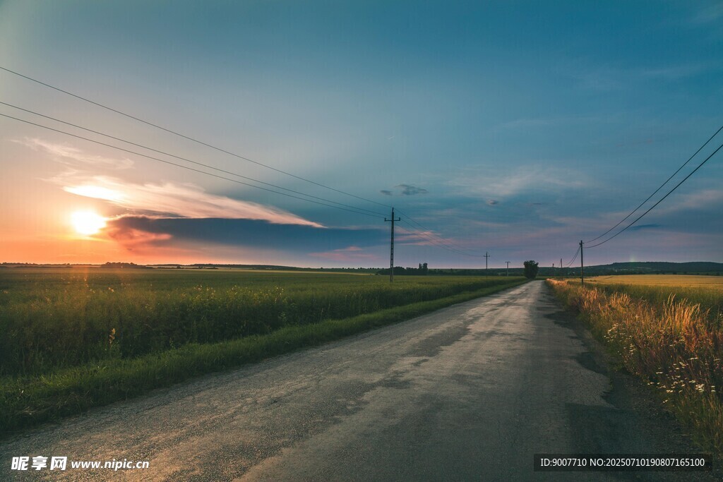 夕阳下的乡间小路
