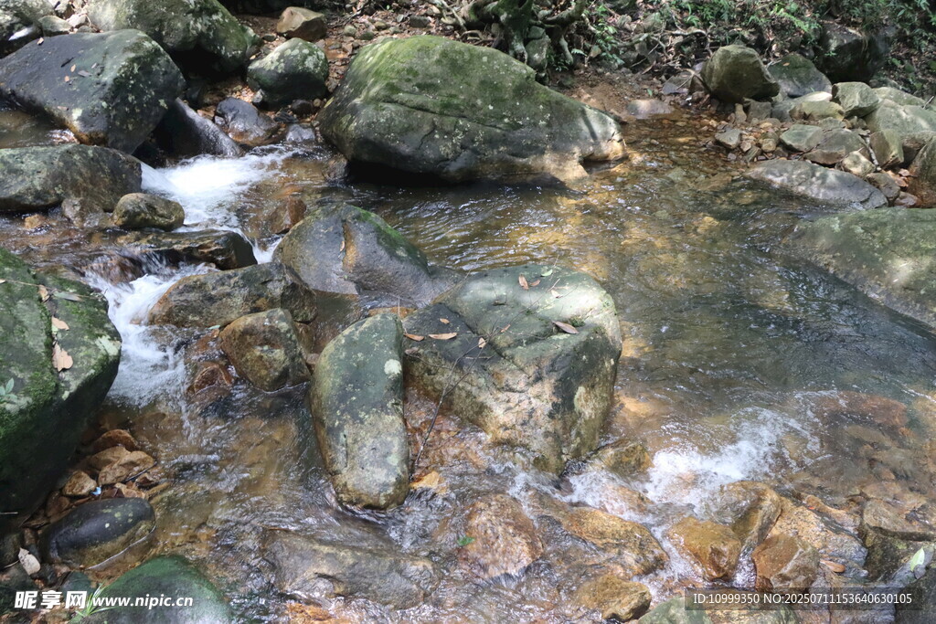 山间溪流潺潺过石景