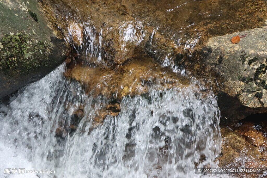 姑婆山山间小瀑布流水景致