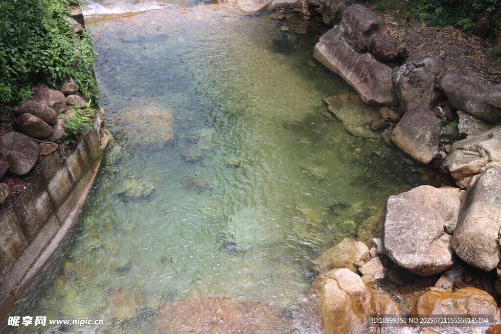姑婆山 清澈溪流与岸边嶙峋石块