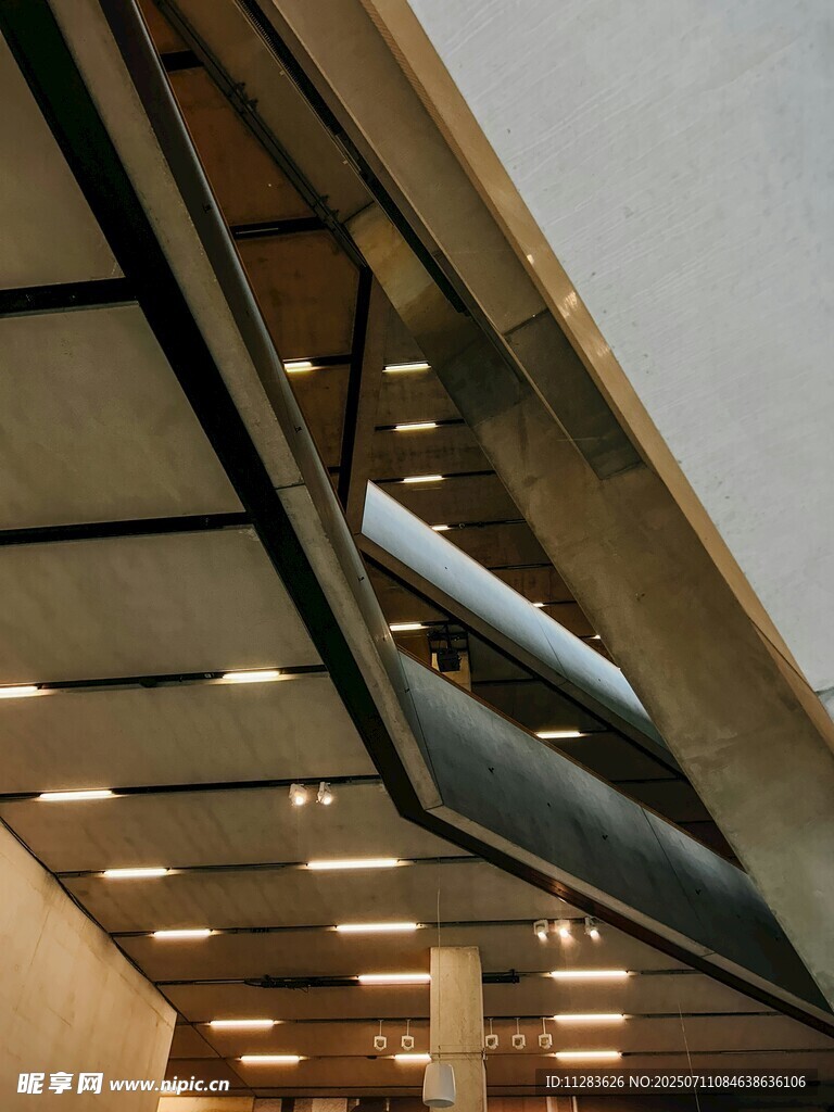 现代建筑内部的精致楼梯