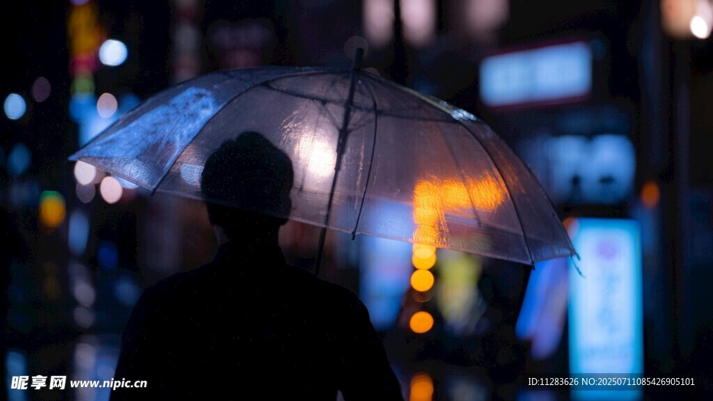 雨夜撑伞人的孤独身影