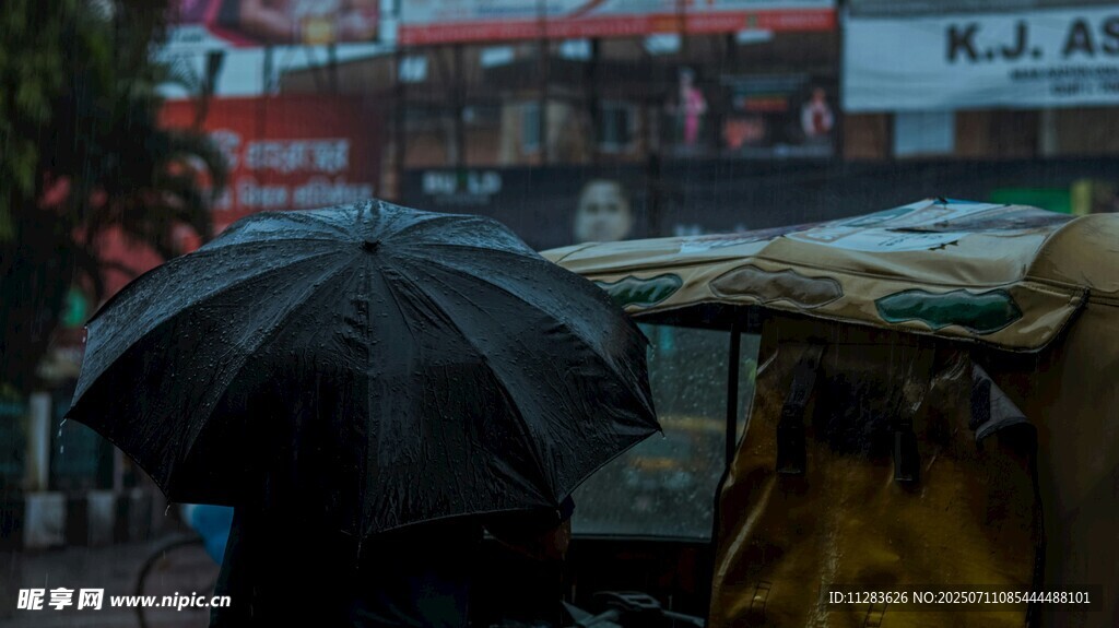 雨中撑伞的行人和街边摊位