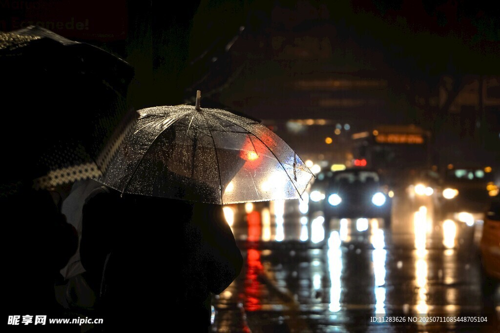 雨夜街头撑伞的行人