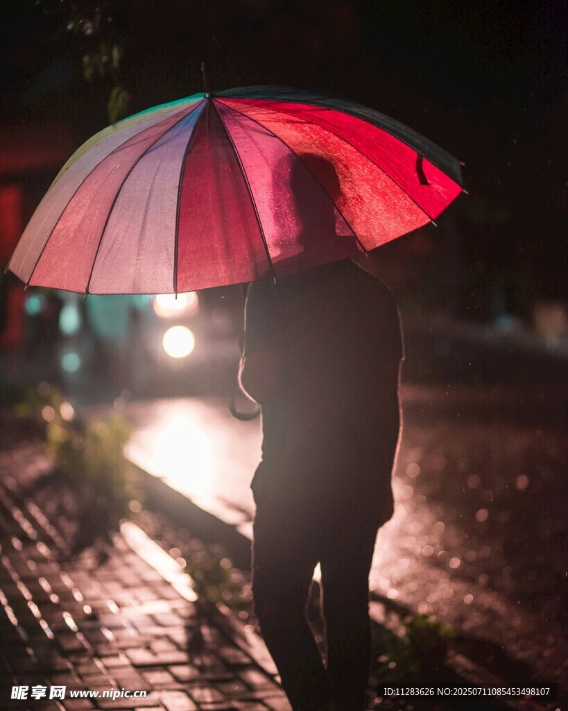 雨夜撑伞独行的孤独身影