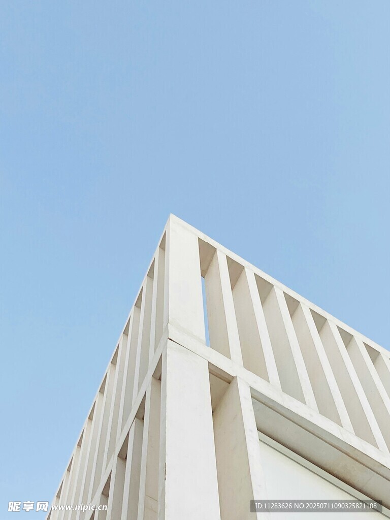 现代简约白色建筑一角