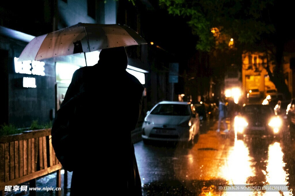 雨夜撑伞独行的孤独身影