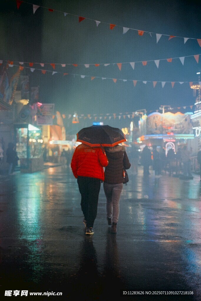 雨夜街头情侣撑伞漫步