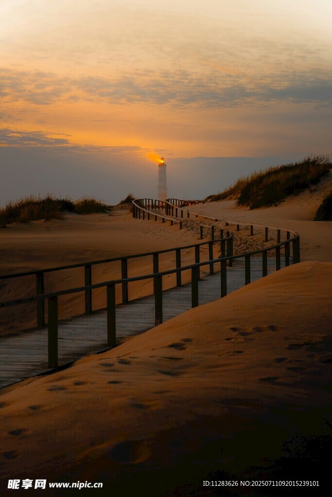 夕阳下的海边木栈道美景
