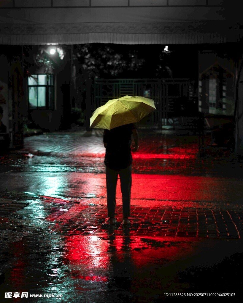 雨夜撑伞人