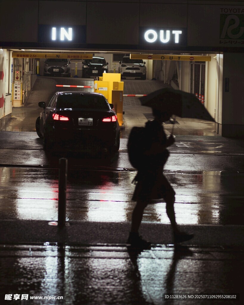 雨夜街头撑伞行人与车辆