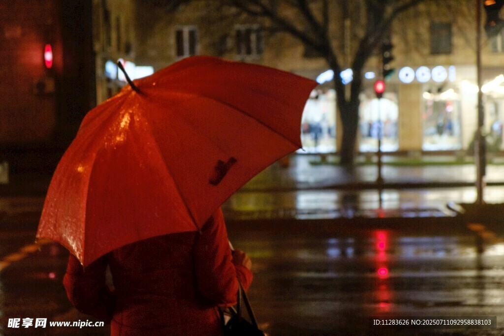 雨夜撑红伞的孤独身影
