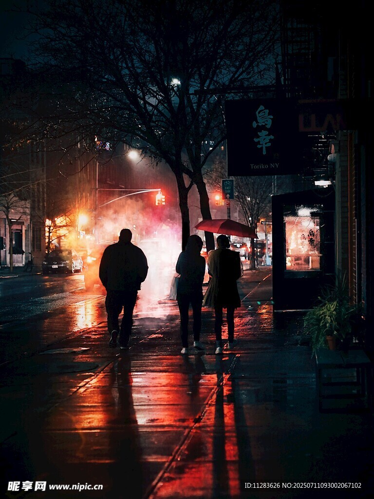 雨夜街头行人的朦胧身影