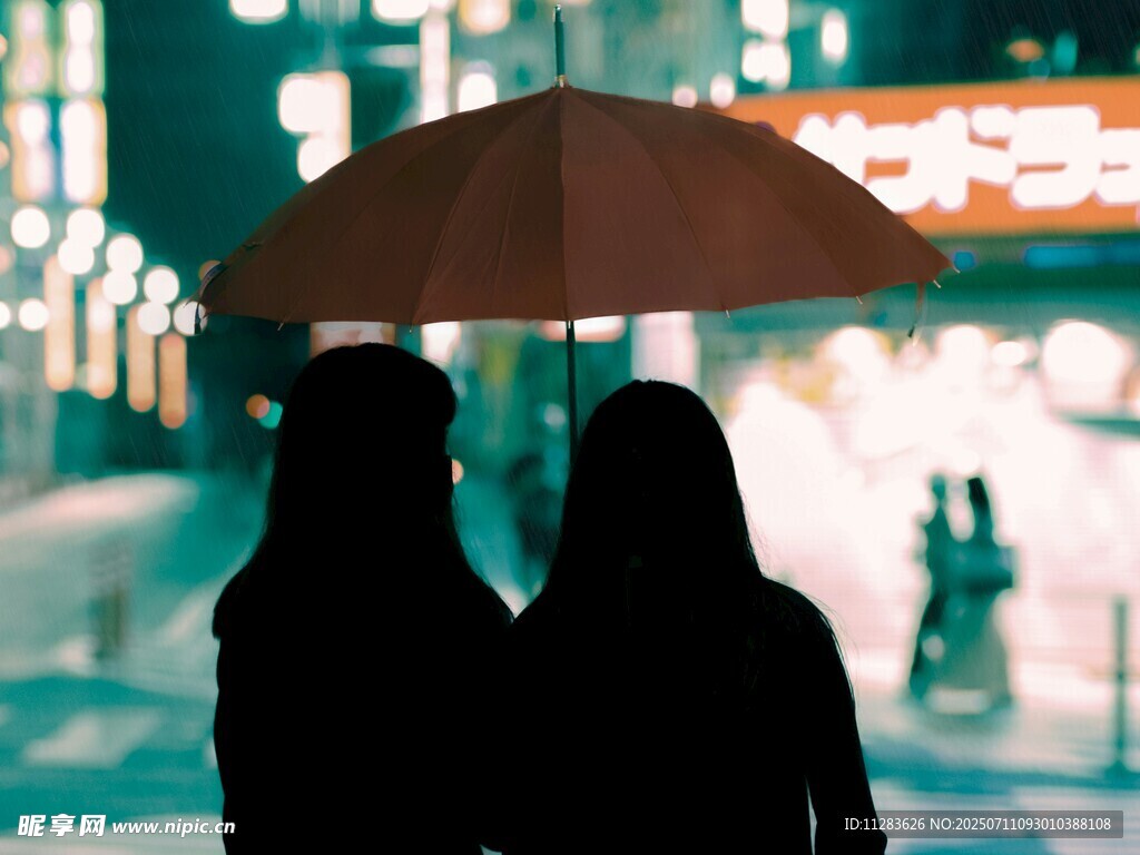 雨中依偎的两人剪影