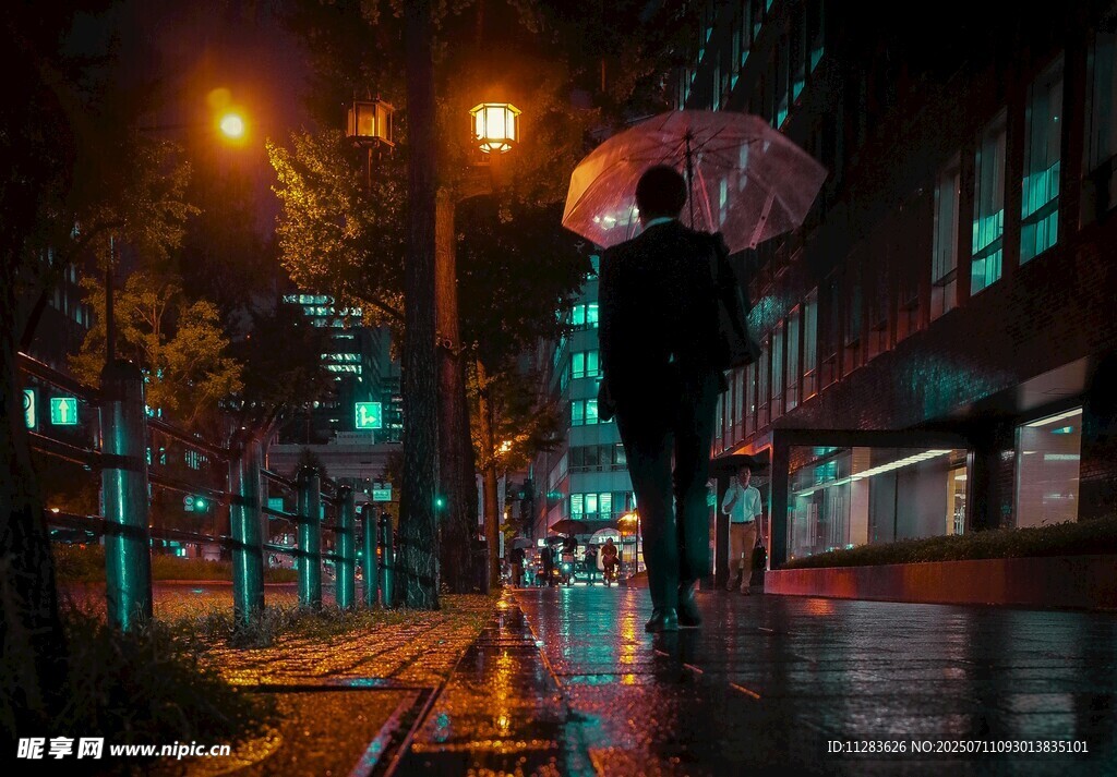 雨夜街头撑伞的孤独身影