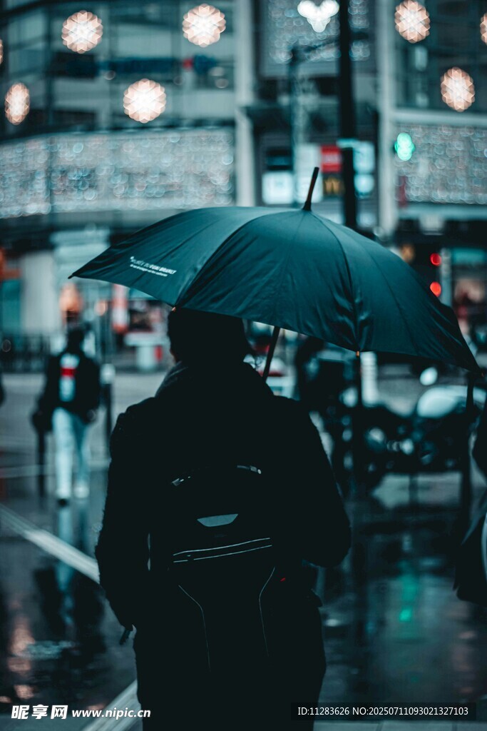 雨中撑伞独行的背影