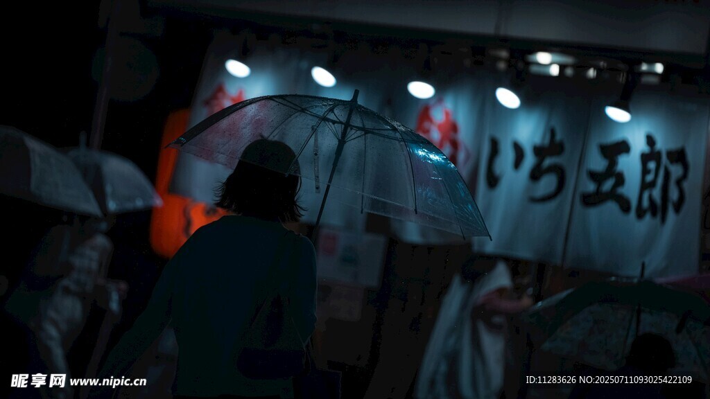 展会现场人群与展示牌