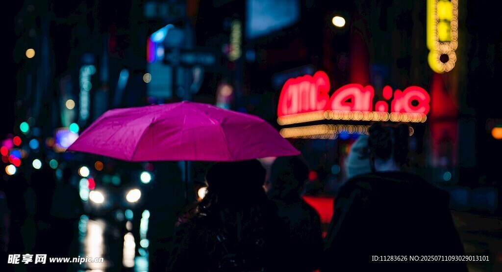 雨夜街头撑伞的行人