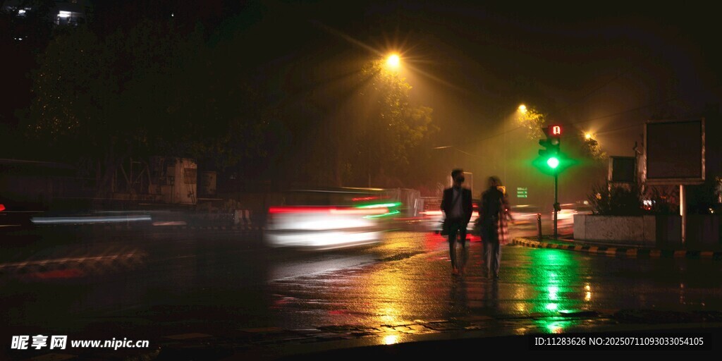 雨夜街头行人与车辆光影