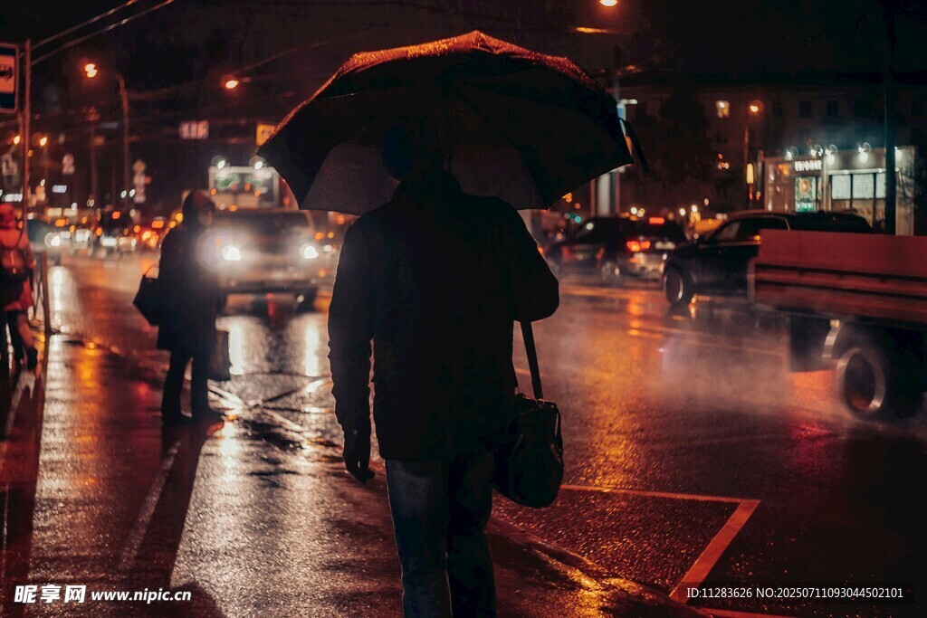 雨夜街头撑伞独行的身影